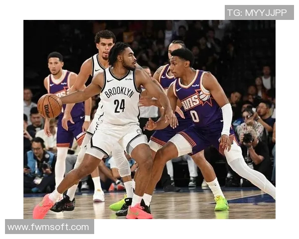 在这还是有牌面!小托马斯回母校看球 华盛顿大学社媒晒照欢迎!